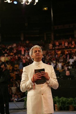 Benny Hinn: věřte a vozík už nebudete potřebovat.